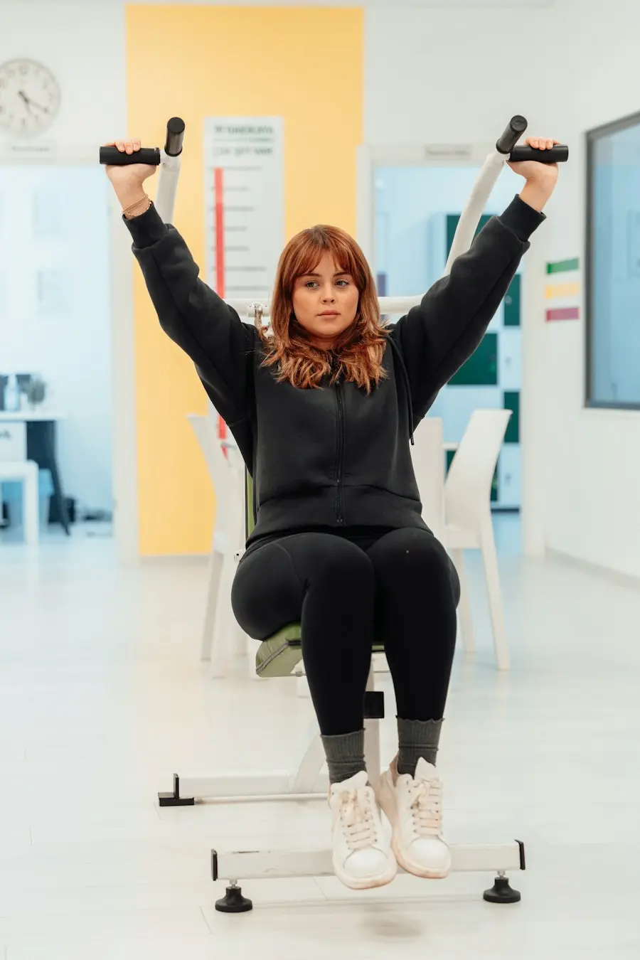 Mulher treinando com halteres